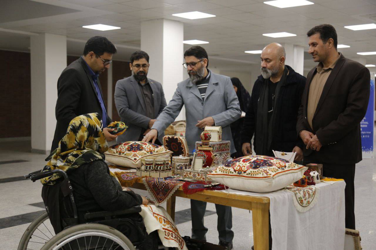 بازدید مشاور مدیرعامل صندوق اعتباری هنر از جشنواره تجسمی فجر در بم