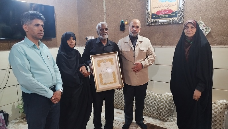 در سفر به میناب؛ مدیرعامل صندوق اعتباری هنر با خانواده شهیده فریده مختاری‌نیا، عضو صندوق هنر، دیدار کرد