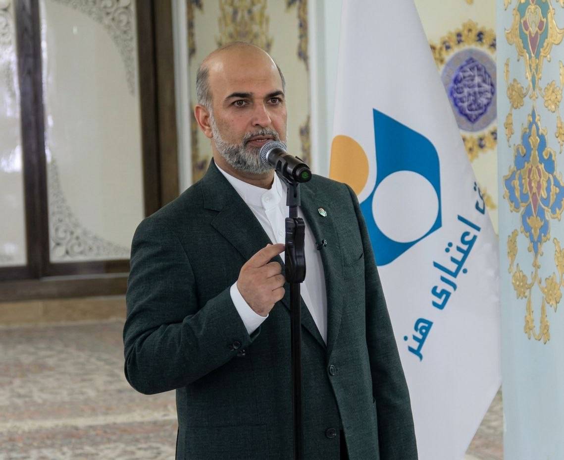«شبی با اصحاب فرهنگ و هنر» در اصفهان؛ گفت و گوی صمیمانه مدیرعامل صندوق اعتباری هنر با هنرمندان نصف جهان