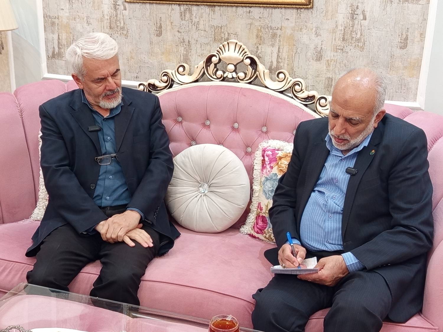 رسیدگی به مسائل اهالی فرهنگ و هنر خوی در جریان سفر مدیران صندوق اعتباری هنر به آذربایجان غربی